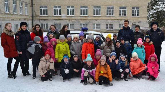 Сотрудники Госавтоинспекции Пятигорска вместе со школьниками играли в снегу