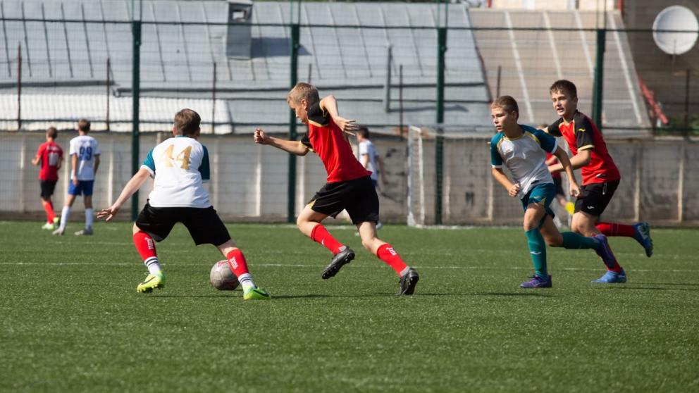 В отремонтированной ставропольской спортшколе «Кожаный мяч» прошёл товарищеский матч