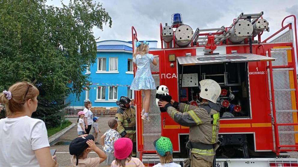 Пожарные встретились с воспитанниками православного детсада Кисловодска