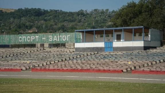 В Петровском округе продолжается реконструкция Светлоградского городского стадиона
