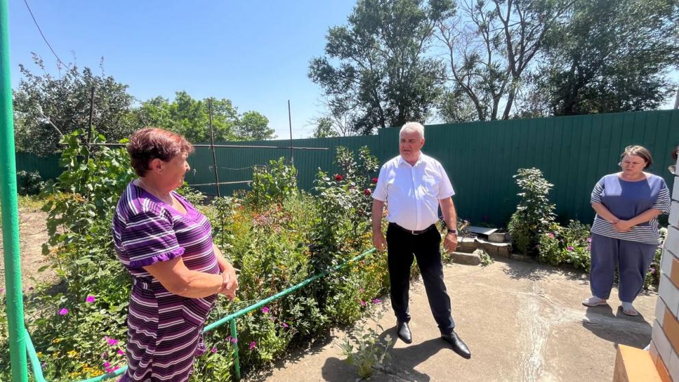 Жительница села Чернолесского пожаловалась главе округа на деревья соседа