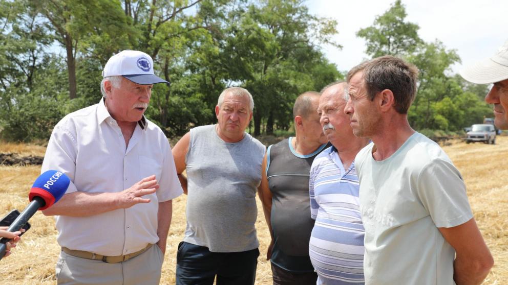 Председатель Думы края проверил ход уборочных работ в Труновском округе Ставрополья