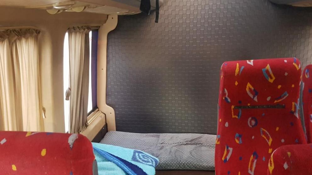 Госавтоинспекторы заставили водителя автобуса демонтировать незаконные «лежанки»