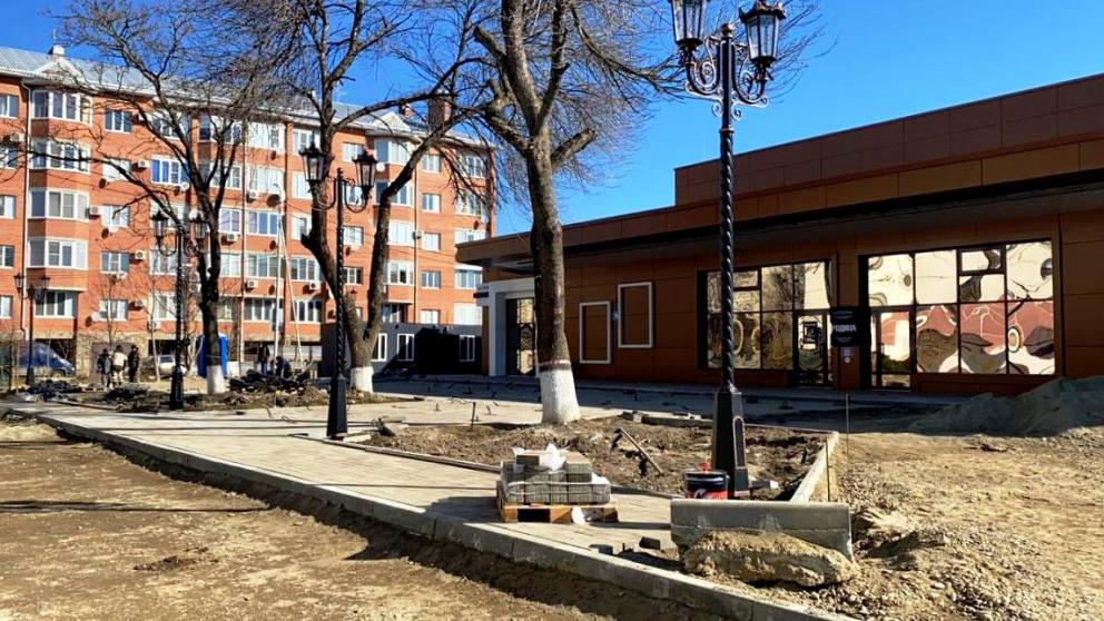 В Невинномысске благоустраивают культурно-досуговый центр «Родина»