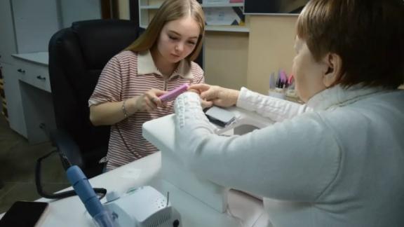 На Ставрополье соцконтракт помог жительнице села открыть маникюрный салон