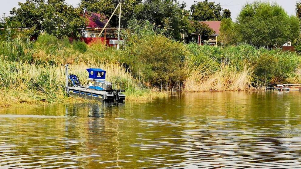Береговую линию Курского водохранилища на Ставрополье очищает машина-амфибия