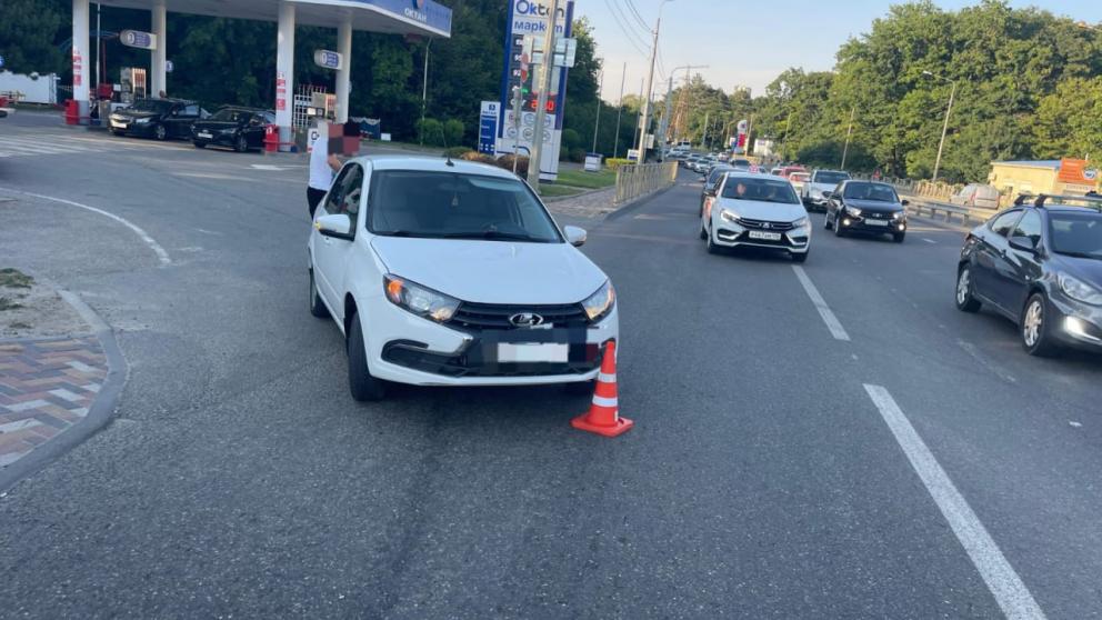Девушка на электросамокате попала под машину в Ставрополе