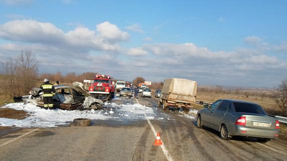 Сотрудники ДПС спасли двух человек из горящего автомобиля, попавшего в ДТП на Ставрополье