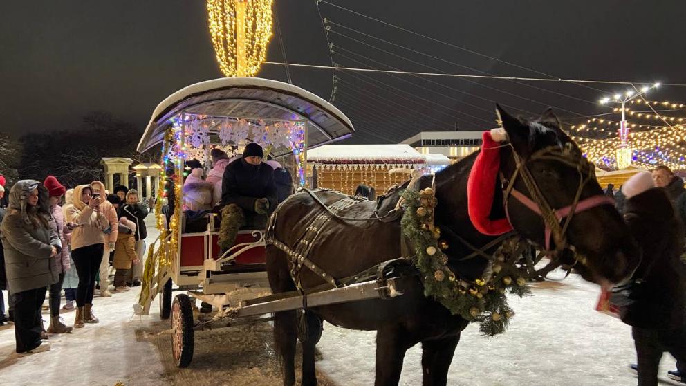 В Ессентуках по праздничному маршруту детей катает конь Добрыня