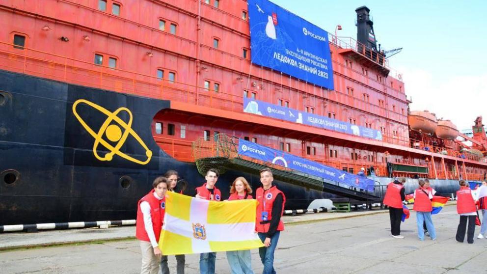 Школьник развернул флаг Ставропольского края на Северном полюсе