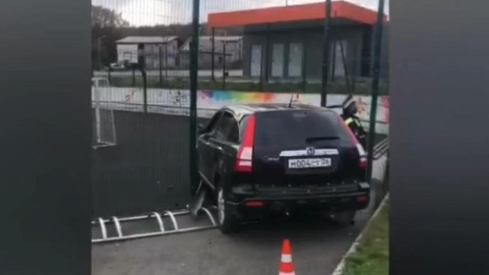 Водитель упавшего на спортплощадку в посёлке Иноземцево внедорожника возместит ущерб