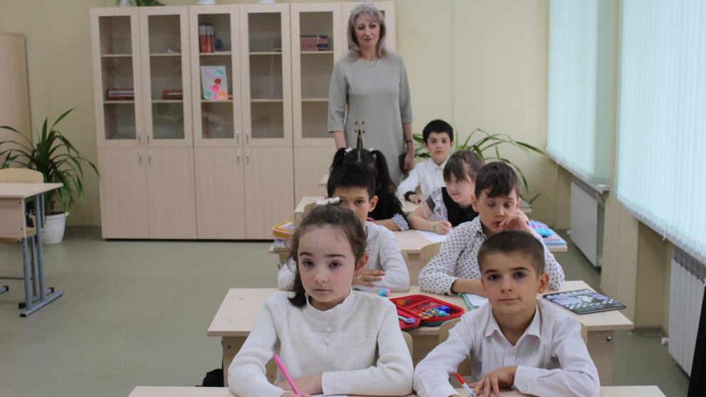 Благоустройство территории отремонтированной школы завершается в селе Кучерла