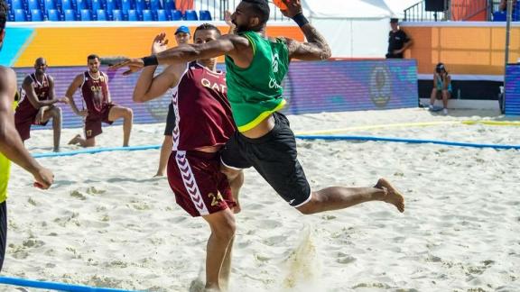 В четвертьфиналах ЧМ по пляжному гандболу мужская сборная России сыграет с Венгрией, женская — с Грецией