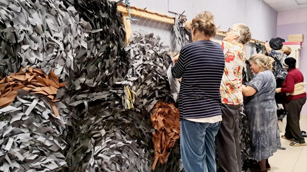 Волонтёры Минераловодского округа в праздничные выходные плели маскировочные сети