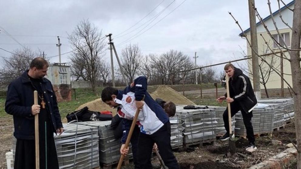 В станице Воровсколесской в канун Пасхи идет благоустройство территории храма