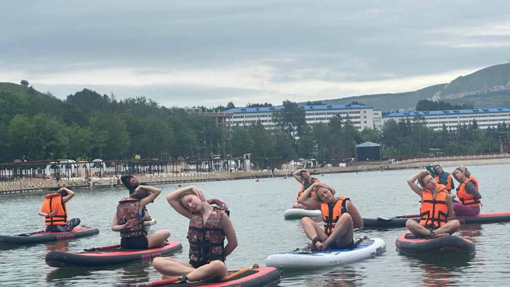 Летний сезон йоги на сапбордах открыли в Кисловодске
