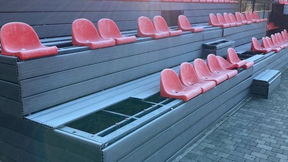 В Комсомольском парке Пятигорска неизвестные испортили трибуны