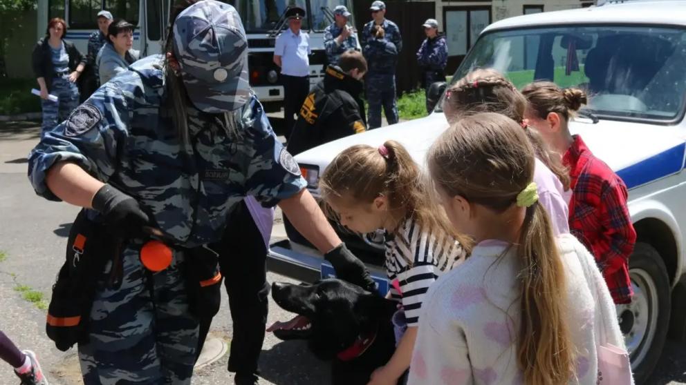 Ставропольские кинологи устроили праздник для школьников накануне Дня защиты детей