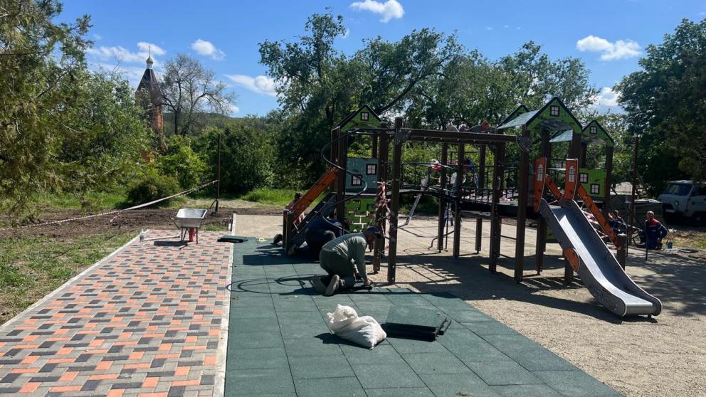 В селе Константиновском оборудуют новую детскую площадку