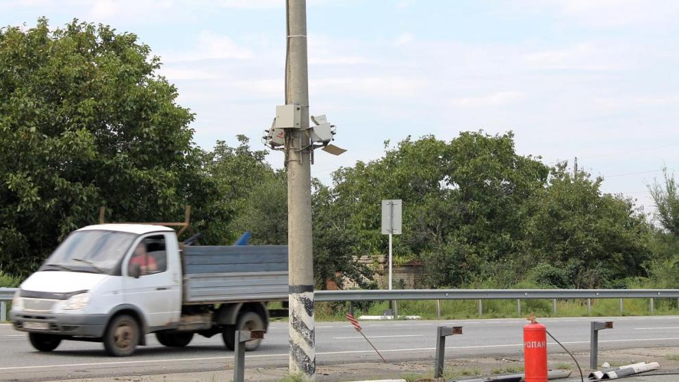 На трассе «Кавказ» появились новые ограждения, мигающие светофоры и «умные» знаки