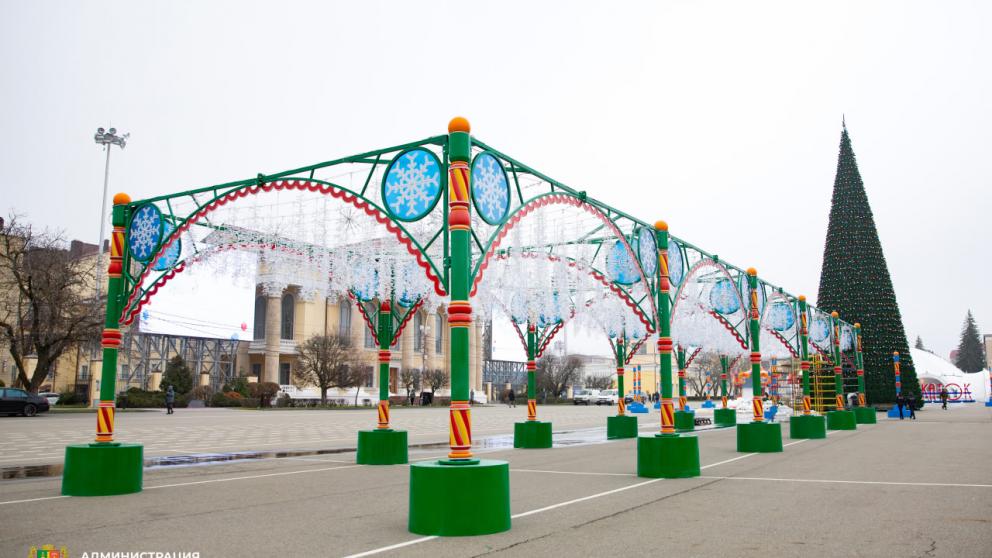 Ставрополь украшают к новогодним праздникам
