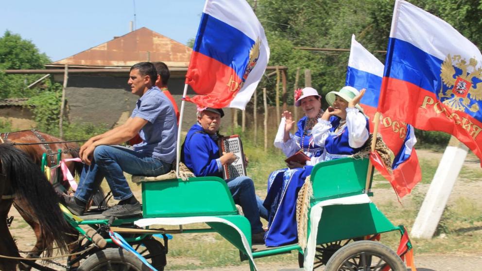 В ставропольском селе Томузловском пронеслись казачьи наездники на гнедых скакунах