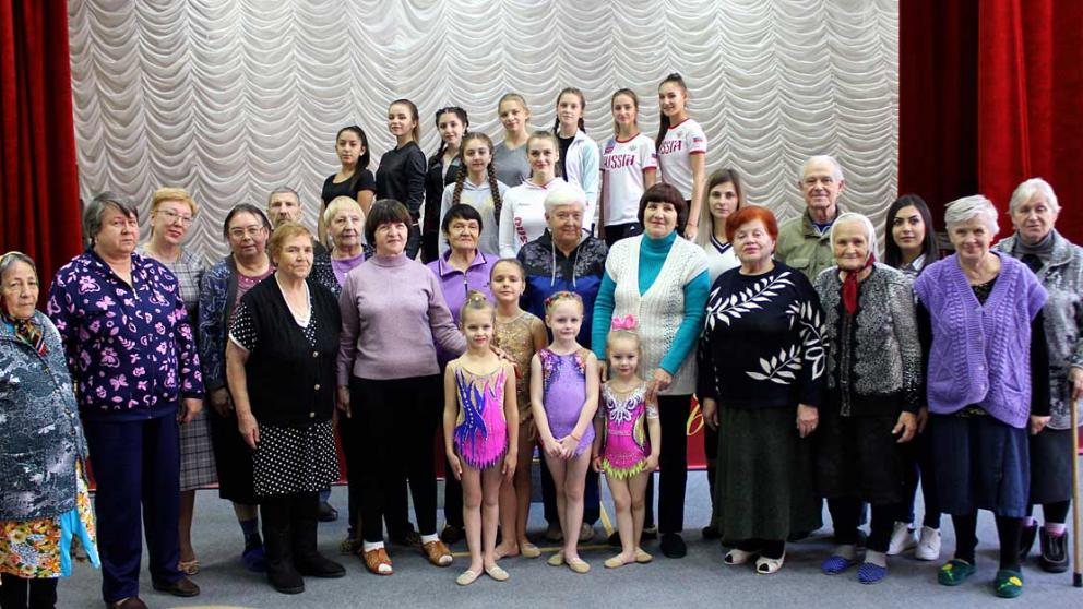 Ставропольские студенты и школьники провели волонтерскую акцию в геронтологическом центре