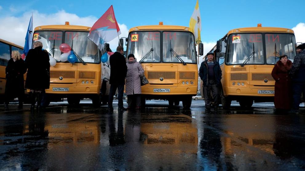 Губернатор вручил директорам ставропольских школ ключи от 33 новых автобусов