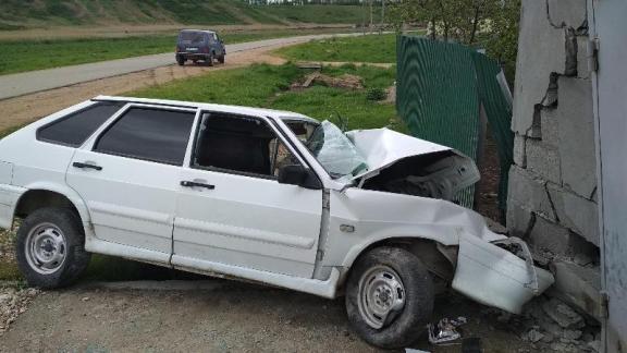 В Минераловодском округе 18-летний водитель врезался в гараж