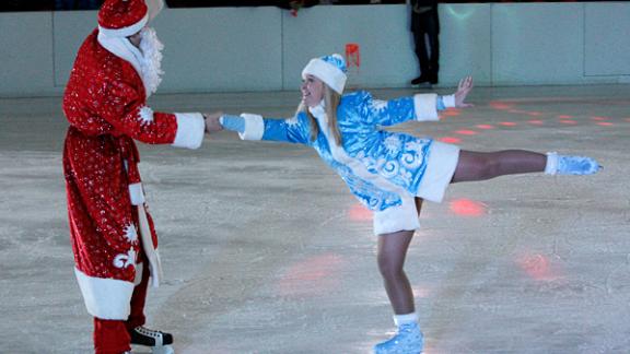 В новогоднюю ночь каток на центральной площади Ставрополя работает бесплатно