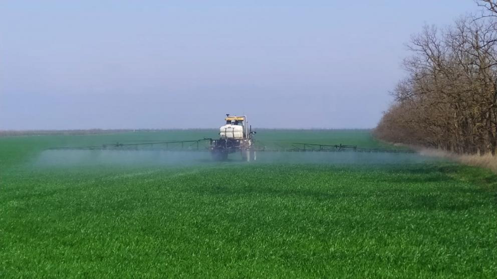 Аграрии Ставрополья проводят химпрополку озимых