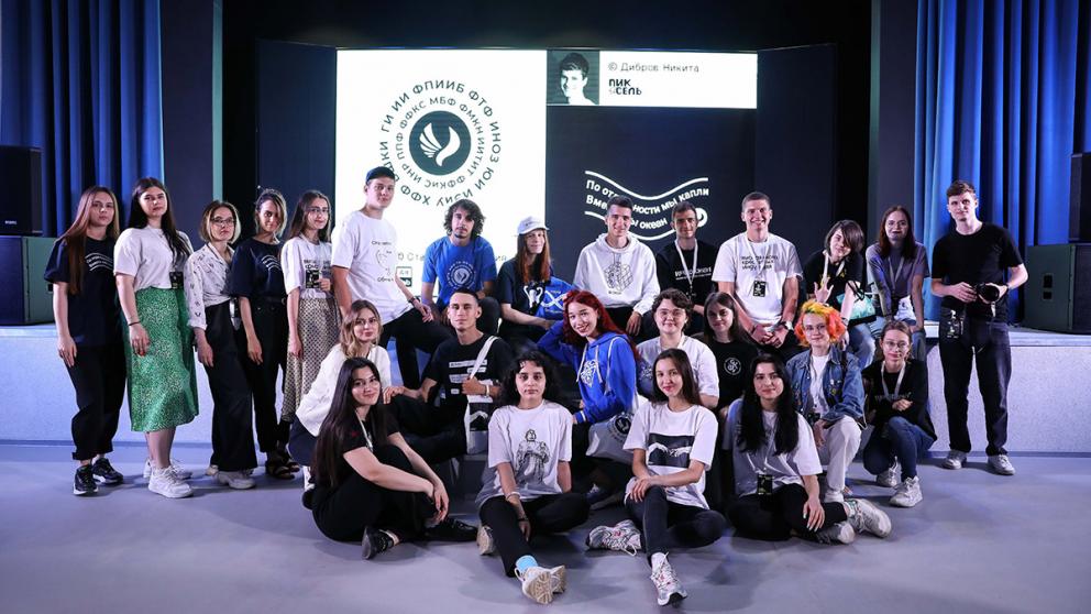 Молодые дизайнеры СКФУ презентовали новую брендированную одежду