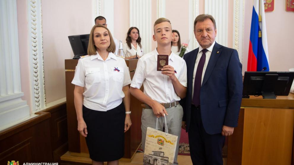 В Ставрополе первые паспорта получили 15 юных горожан 