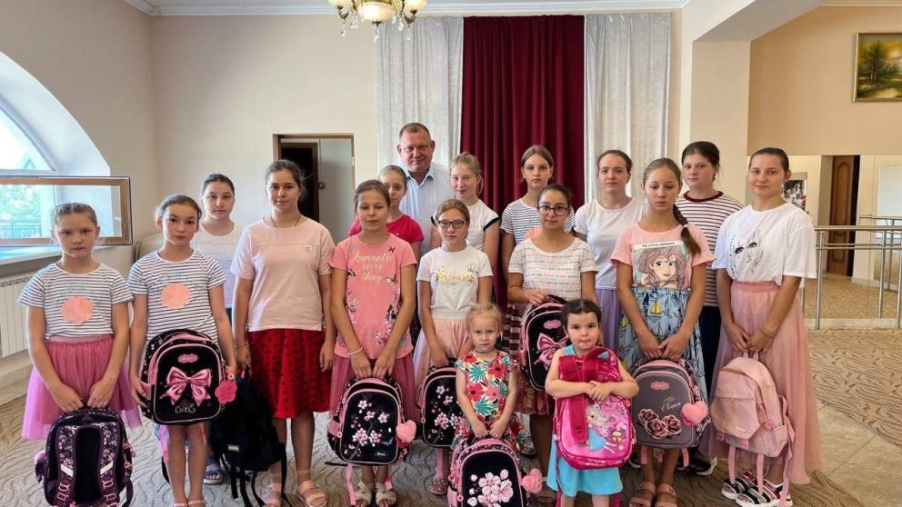 Триста первоклассников Предгорья получат в подарок школьные принадлежности 