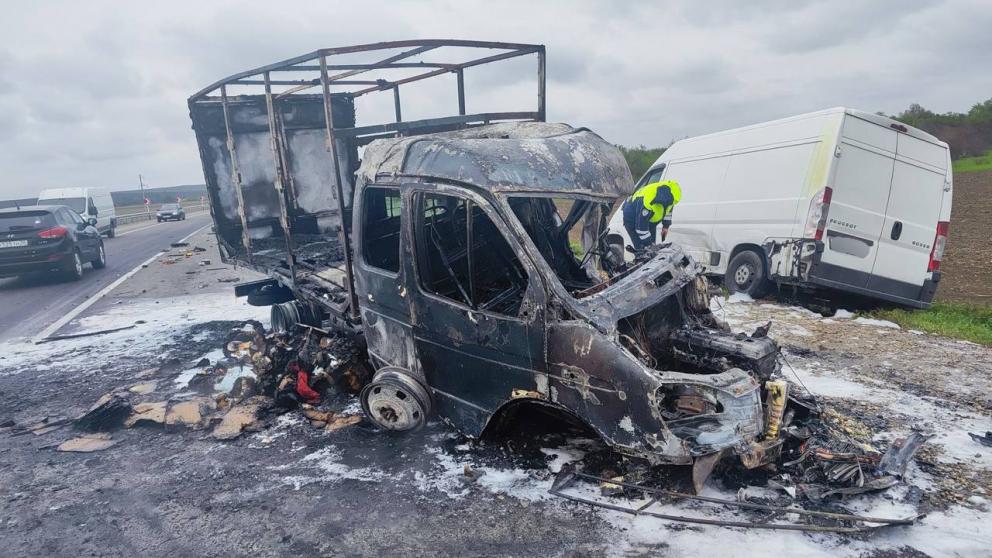На Ставрополье грузовик загорелся после столкновения с тремя автомобилями