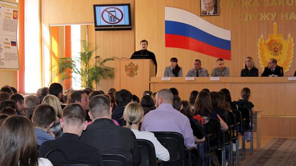 Школьники пришли в гости к полицейским в Невинномысске