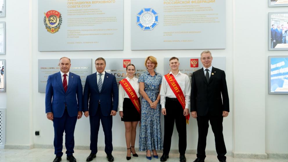 Министры Лут и Фальков поздравили СтГАУ с 95-летием