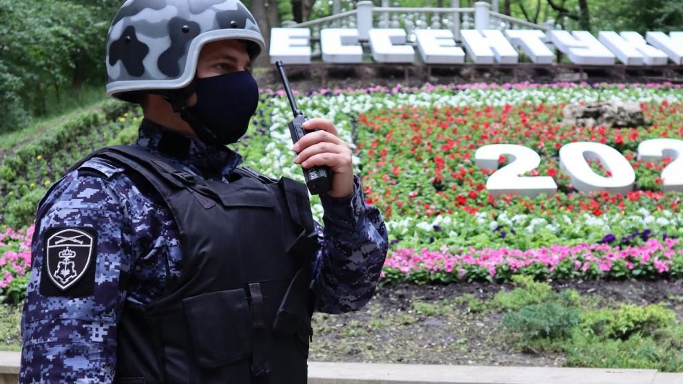 В Ессентуках росгвардейцы помогли упавшему с электросамоката мужчине