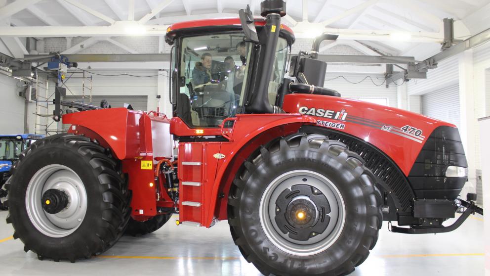 Ставропольским инженерам презентовали тяжёлый трактор