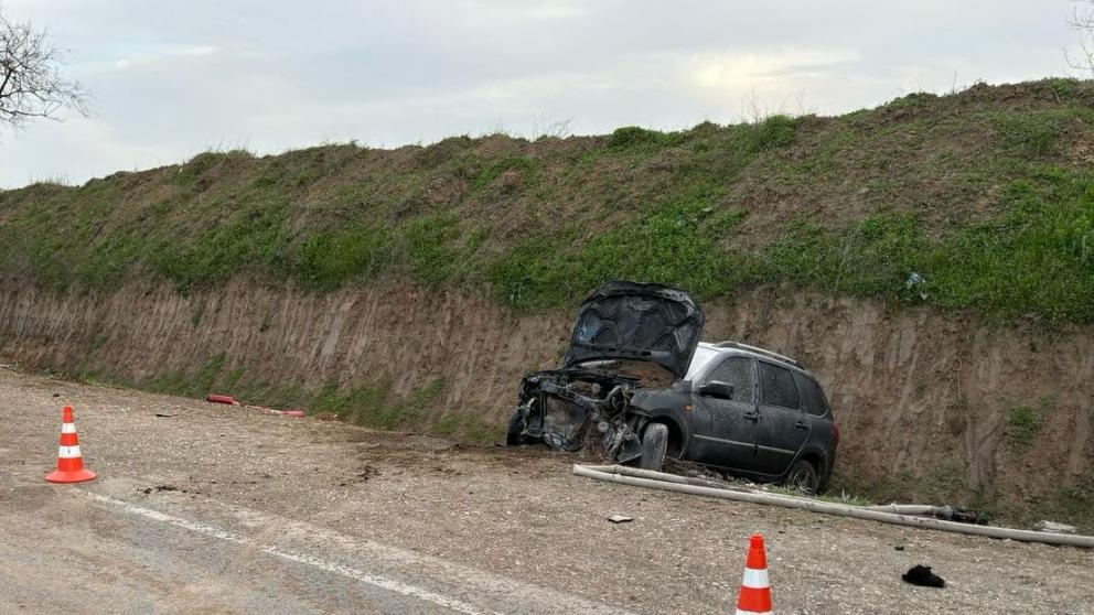 В Будённовском округе у машины загорелся капот после съезда с дороги