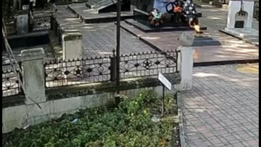 Камера видеонаблюдения в Железноводске засняла девушек, занимающихся гимнастикой на мемориале