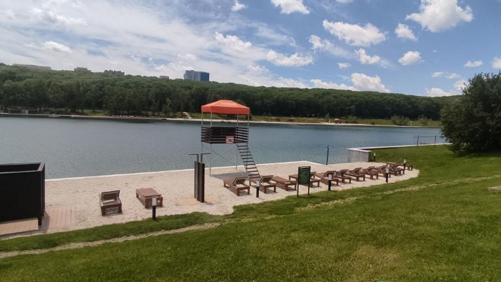 Круглосуточная уборка организована на территории Комсомольского пруда в Ставрополе