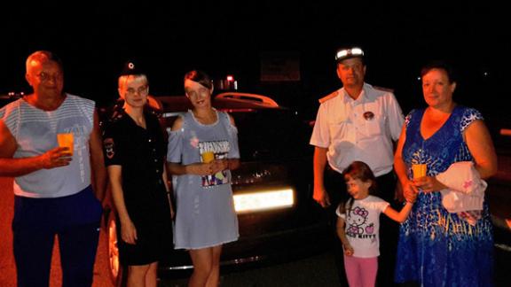 Ставропольские автоинспекторы ночью угощают утомленных водителей кофе