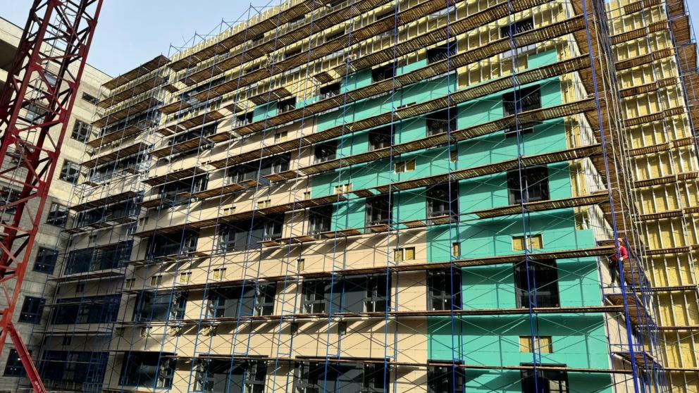 В Ставрополе обустраивают фасад нового корпуса онкодиспансера