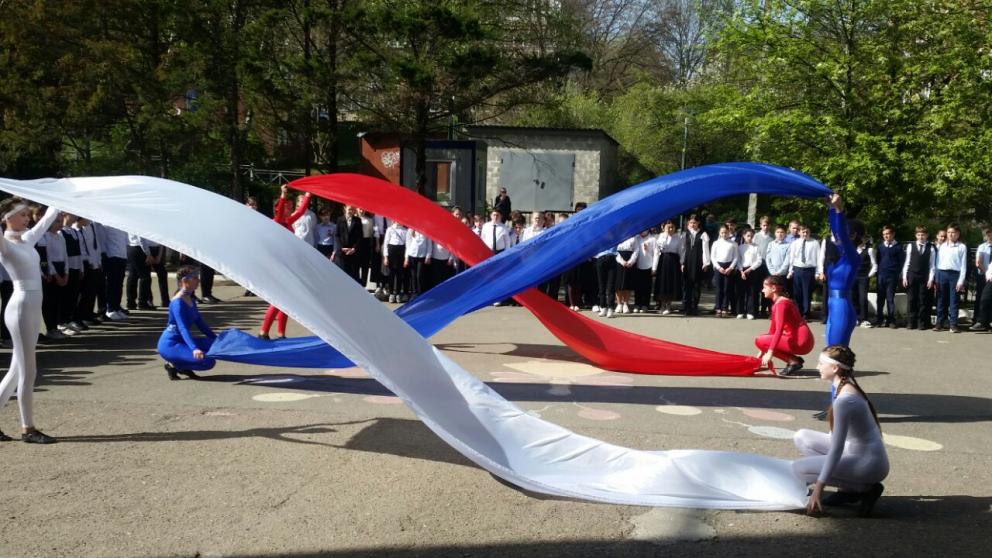 В школах Кисловодска учебный день начинается с поднятия флага России