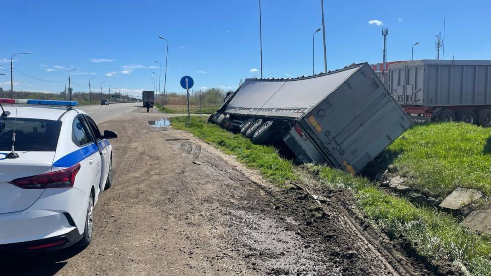 В Невинномысске водитель грузовика пострадал при съезде с дороги