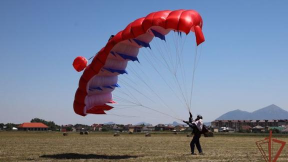 Росгвардейцы на Ставрополье отработали прыжки с парашютом