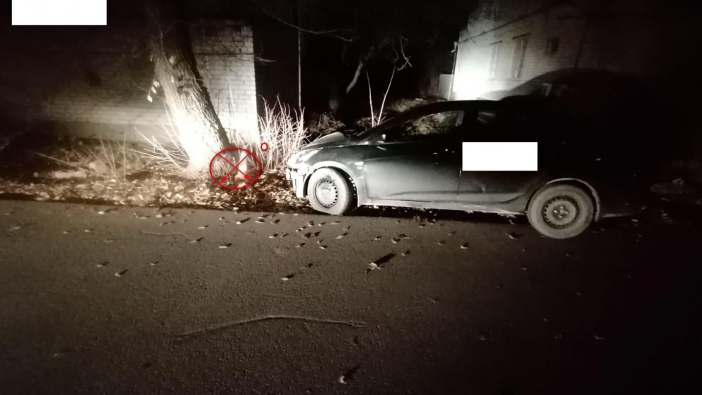 Иномарка врезалась в дерево в Минеральных Водах: один человек пострадал