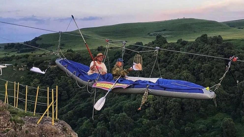 Двое парней «проплыли» на лодке над обрывом в Кисловодске