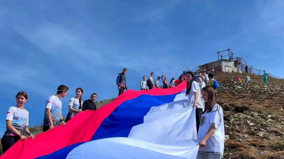 Школьники Кировского округа развернули огромный триколор на горе Бештау